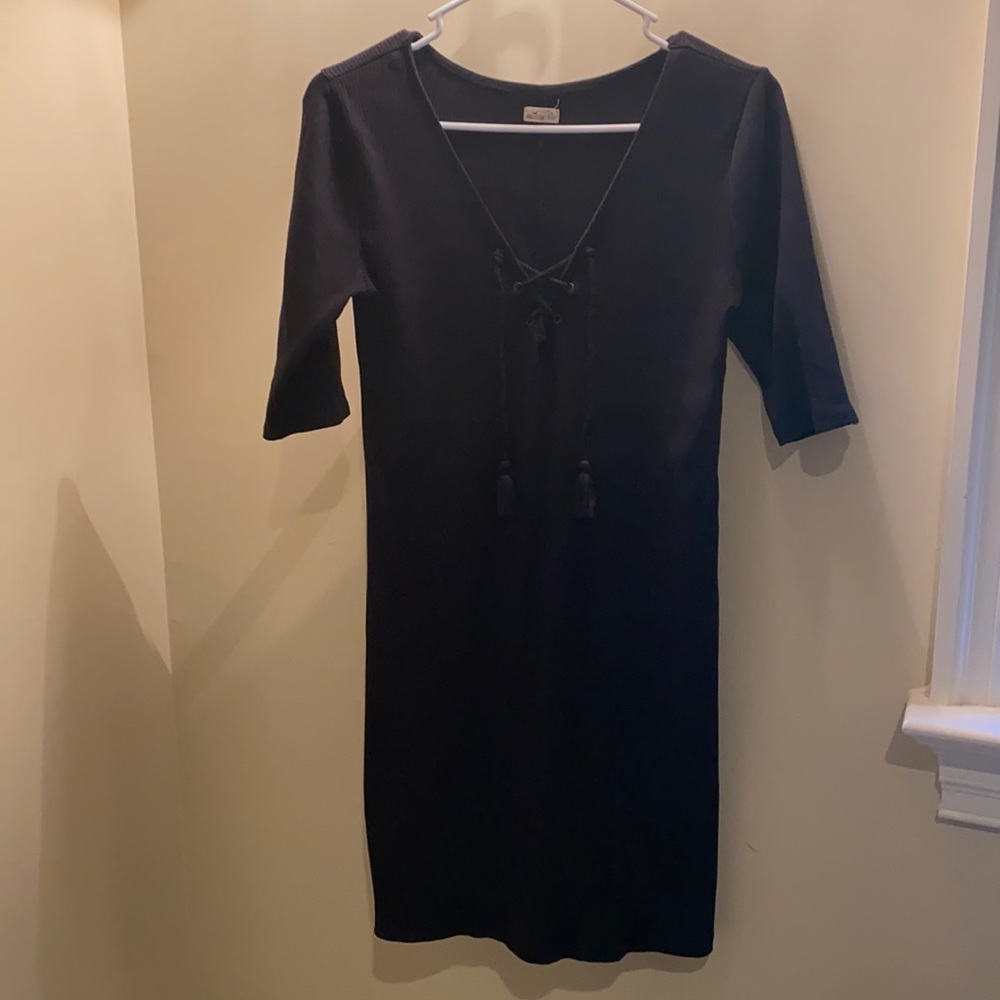 ✅Hollister women’s dress. Black. Size MEDIUM. RIBBED w tie/tassels @ neck.